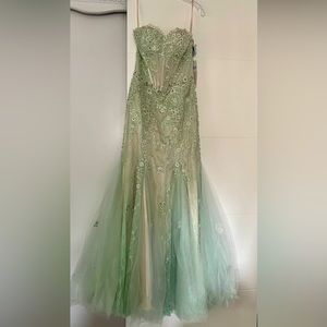 Mermaid gown by Janique. Size 4 NWT
